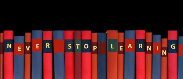 non lasciare gli studi - immagine di libri con la scritta sul dorso "never stop learning".