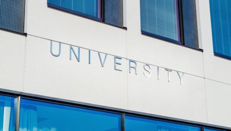 Classifica delle Università 2020. Foto della scritta "University" sulla facciata di un edificio con delle finestre.