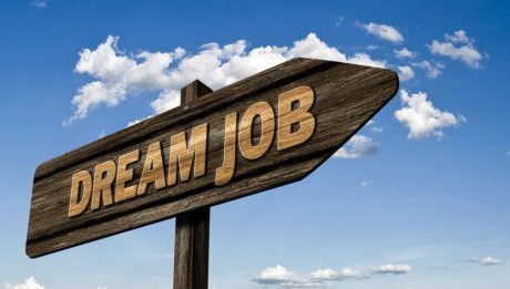 Quale lavoro per diplomati e laureati? Immagine di un cartello stradale segnaletico con scritto "Dream Job".