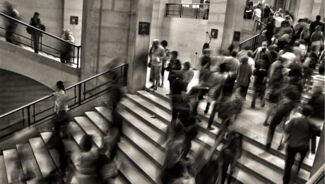 Le politiche attive nel report OCSE 2019. Immagine di persone che salgono o scendono una scalinata.