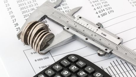 Inps chiarisce le nuove modifiche al Reddito di Cittadinanza. Foto di calcolatrice e conti da far quadrare.